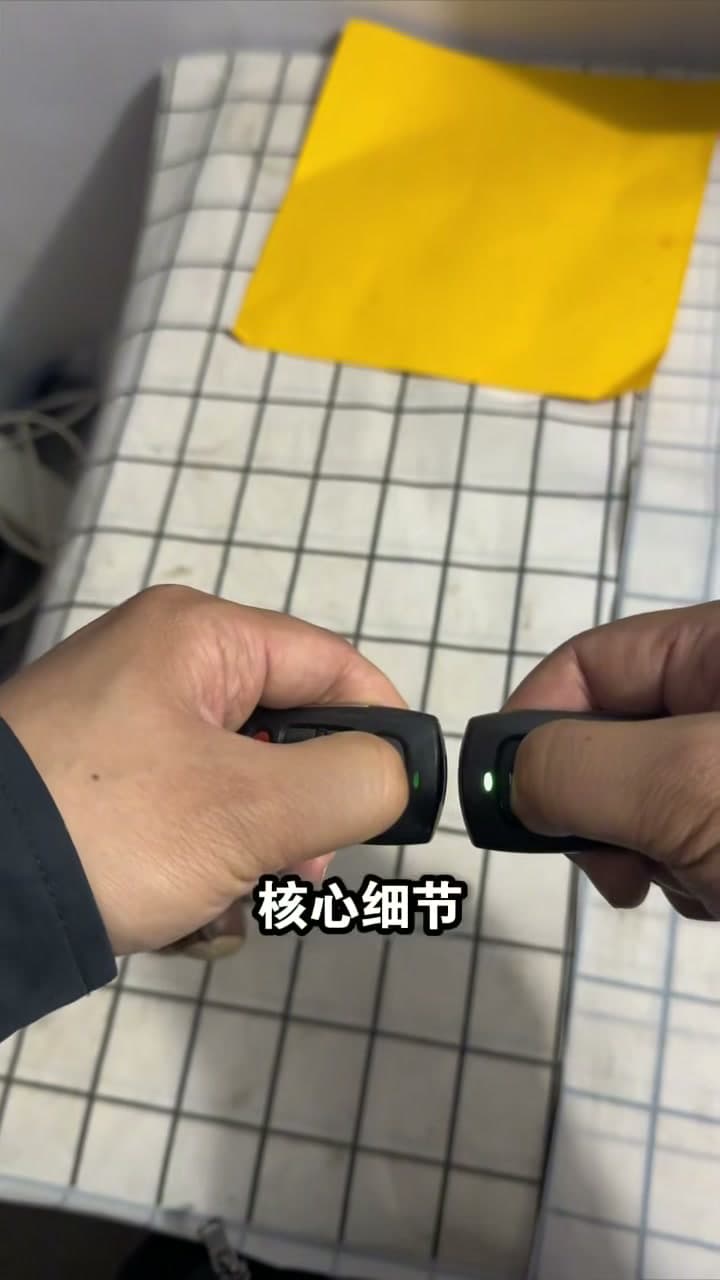 两个遥控器头对头靠近，指示灯亮起进行信号学习
