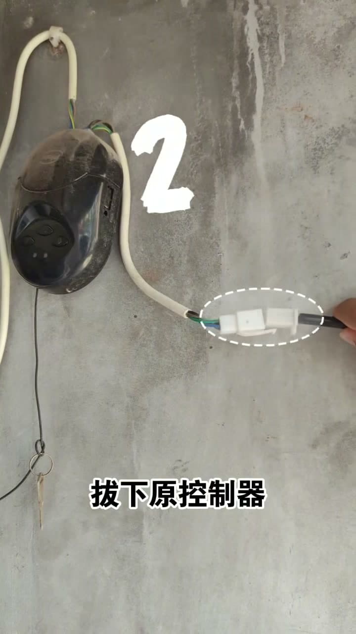 将匹配的卷帘门储备电源快接头接入电机线束