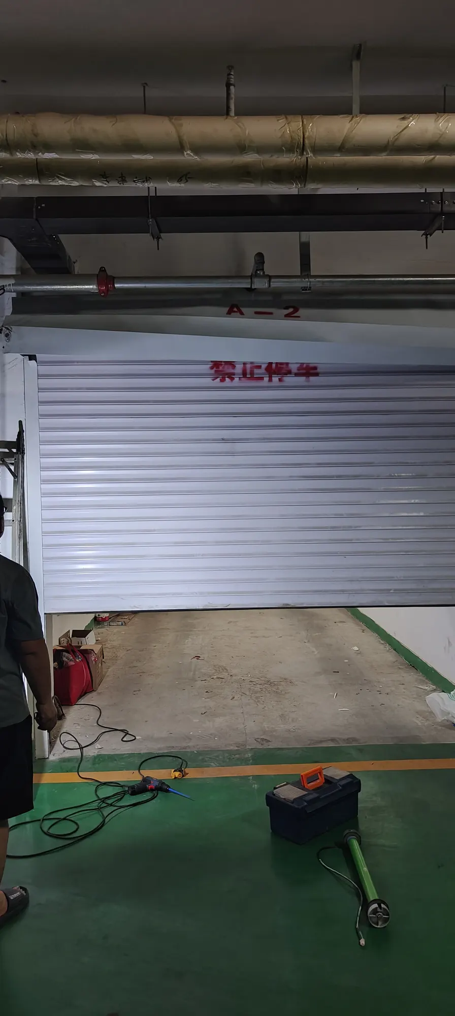 新天地地下车库卷帘门维修完成效果