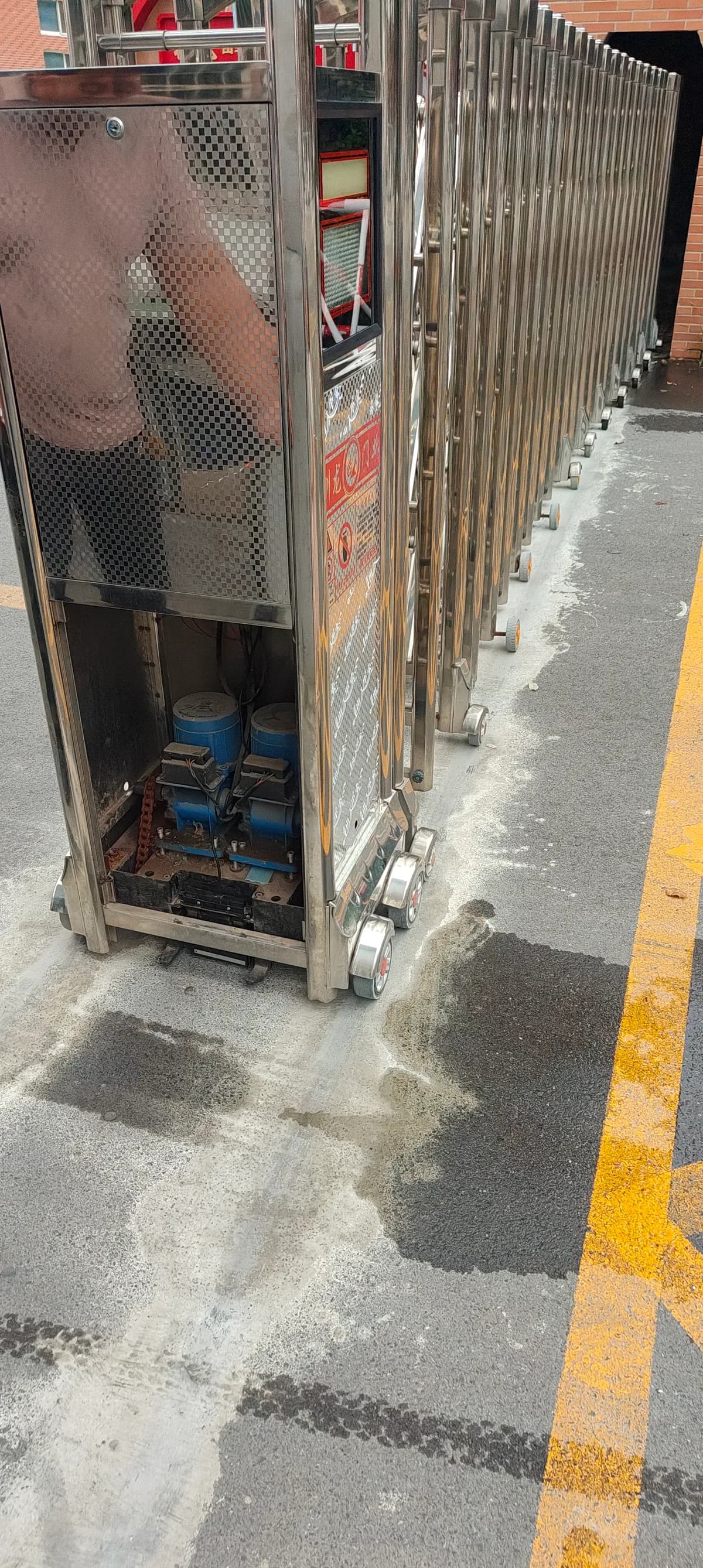 打开检修口后可见的伸缩门内部设备