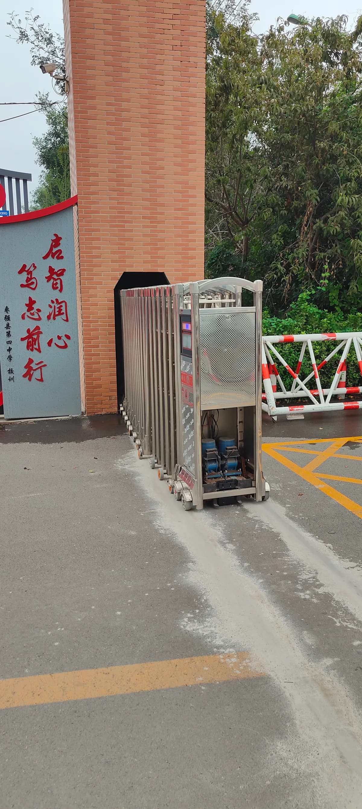 枣强第四中学校门处的伸缩门与现场环境
