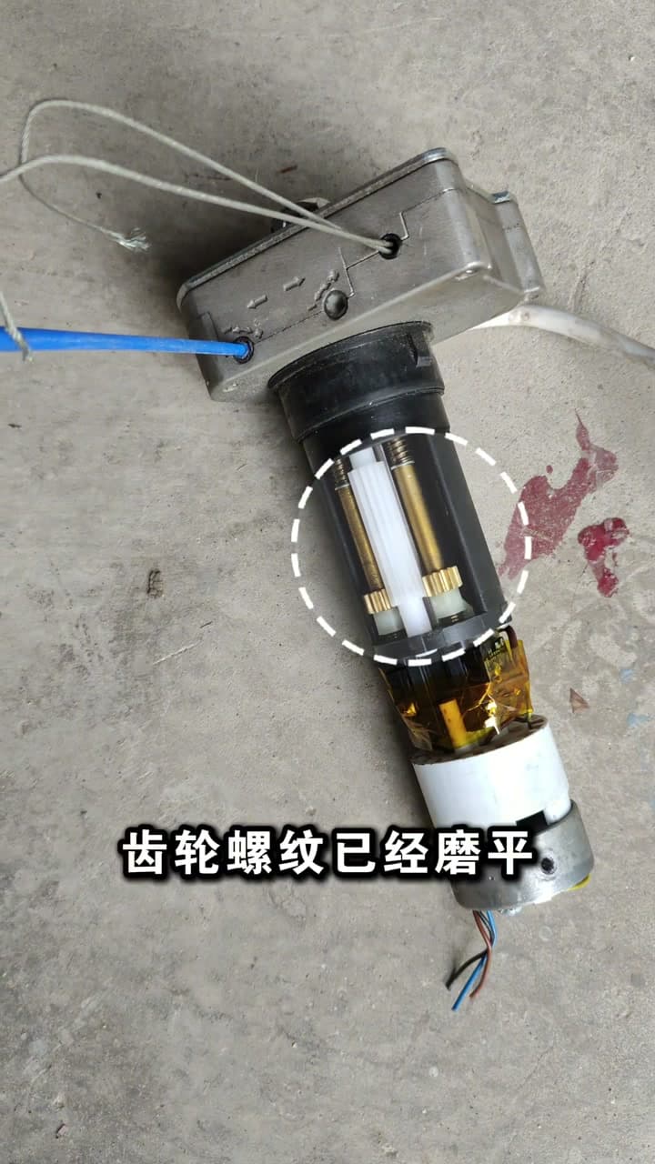拆开展示磨损的管状电机机械限位齿轮